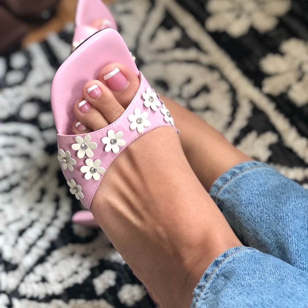 Nine West Pink kitten heel w/ flower embellishment